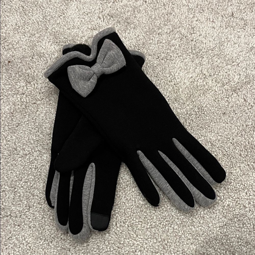 Stylish Black Gloves with Gray Bow
